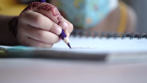 dibujo infantil con tatuaje de henna