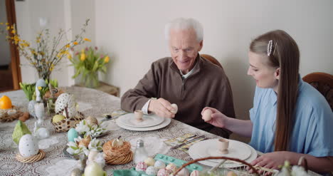 Frohe-Ostern-Großvater-Und-Enkelin-Verbringen-Ostern-Zusammen-Zu-Hause-5