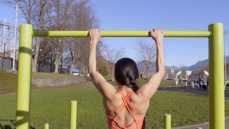 Mujer-Haciendo-Dominadas,-Vista-De-Espalda-Musculosa-En-Sujetador-Deportivo-De-Tiras