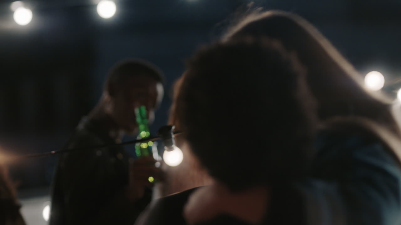 felices amigos multirraciales divirtiéndose bailando juguetón juntos disfrutando de la fiesta en la azotea por la noche riendo celebrando la amistad