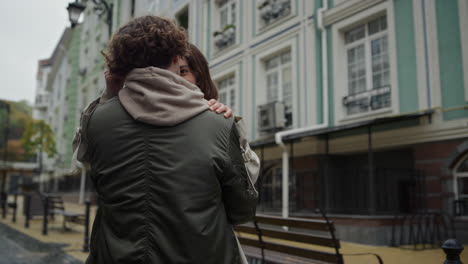 Pareja-Afectuosa-Dando-Vueltas-En-Las-Calles-De-La-Ciudad.-Hombre-Y-Mujer-Abrazándose-Al-Aire-Libre.