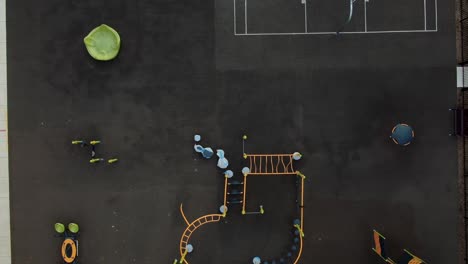 vista panorámica del patio de recreo de la escuela en el parque comunitario público, gimnasio en la jungla, cancha de baloncesto y aro, sin niños, niños