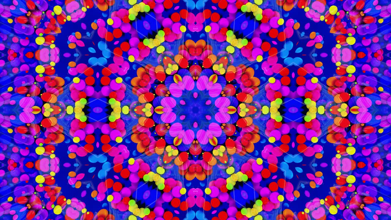 Simmetria stellare. Effetto caleidoscopio da una superficie liquida ondulata e lucida con cerchi distorti che fluttuano come gocce di vernice nell'olio. Sfondo creativo con gradiente multicolore in 4K. 3D.