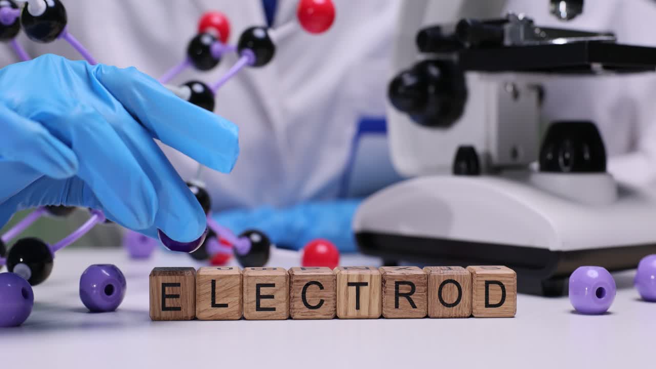 Laboratuvar masasında minyatür ahşap küpler "elektrot" kelimesini oluşturuyor.