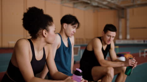 jóvenes relajándose en el gimnasio