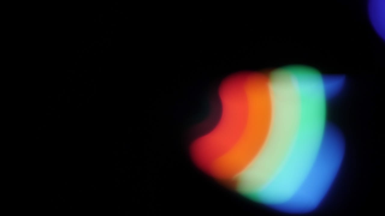 colorido baile arco iris círculo bokeh fondo. espectro de arco iris de colores. baile de discoteca y música electrónica moviéndose abstractos papel tapiz borroso. colorido haz de luz y rayo en fondo negro.