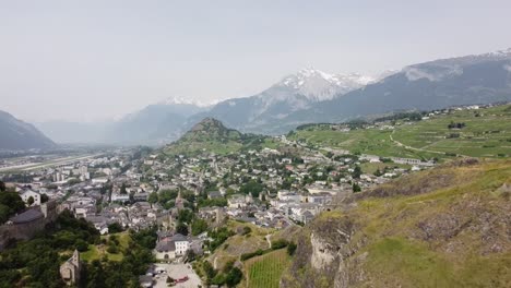 Drohnenflug-Zwischen-Zwei-Hügeln-Mit-Burgen-In-Der-Grünen-Schweiz-Bei-Schönem-Sonnigen-Wetter