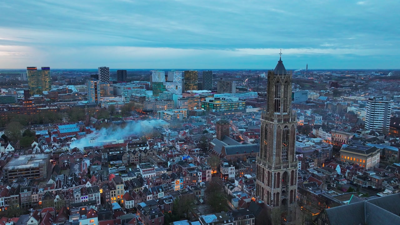 Vista aerea da drone di Utrecht sopra il centro storico in seguito a un'esplosione di gas e incendi, centro città fumante, Paesi Bassi, pompiere che spegne il fuoco da una gru dei vigili del fuoco