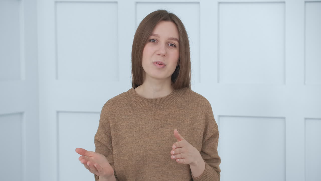 mujer sentada en el sofá en la sala de estar mirando la pantalla del portátil iniciar conversación videollamada aplicación. empleo electrónico pasar entrevista de trabajo a distancia soluciones comerciales a través de videoconferencia debido a la cuarentena del virus corona