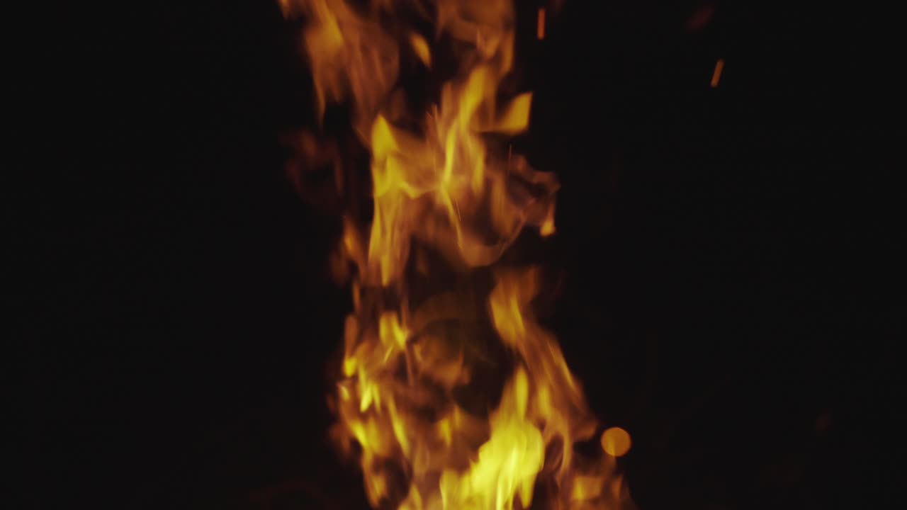 fuego ardiendo por la noche