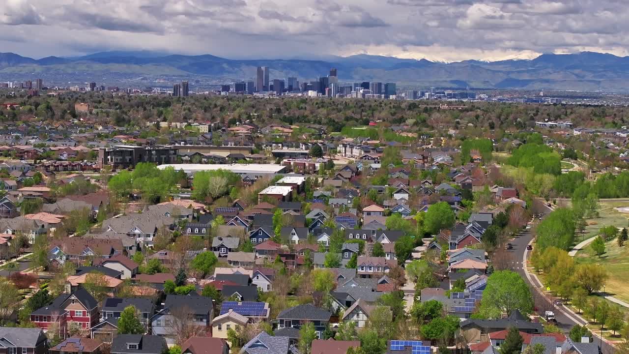 Front Range Denver Lowry Northfield Central Park Colorado, drone aereo, estate, primavera, verde, fioritura, quartiere, condominio, edifici di appartamenti, soleggiato, cielo nuvoloso, auto, paesaggio urbano, grattacieli, panoramica in avanti, panoramica verso l'alto