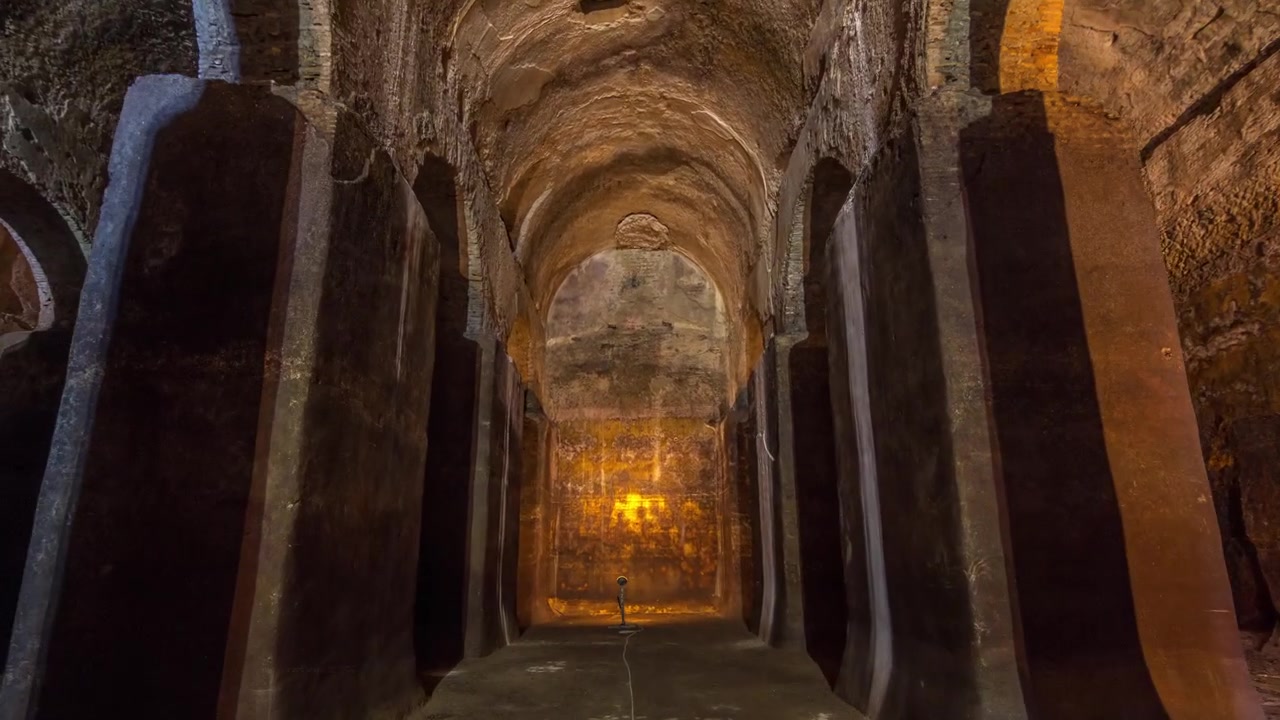 Cisternoni da II Legião Parta na bela cidade de Albano Laziale em timelapse hyperlapse, Itália. Raios de luz da janela