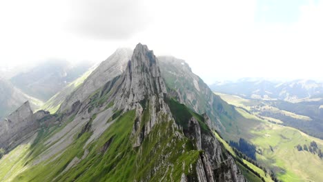 sobrevuelo aéreo sobre los acantilados de schafler ridge en appenzell, suiza hacia el pico altenturm en un día nublado de verano con vistas a una de las rutas de senderismo más populares pero peligrosas de suiza