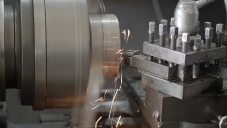un primer plano de la máquina de torno y las chispas en la fábrica industrial. cámara lenta