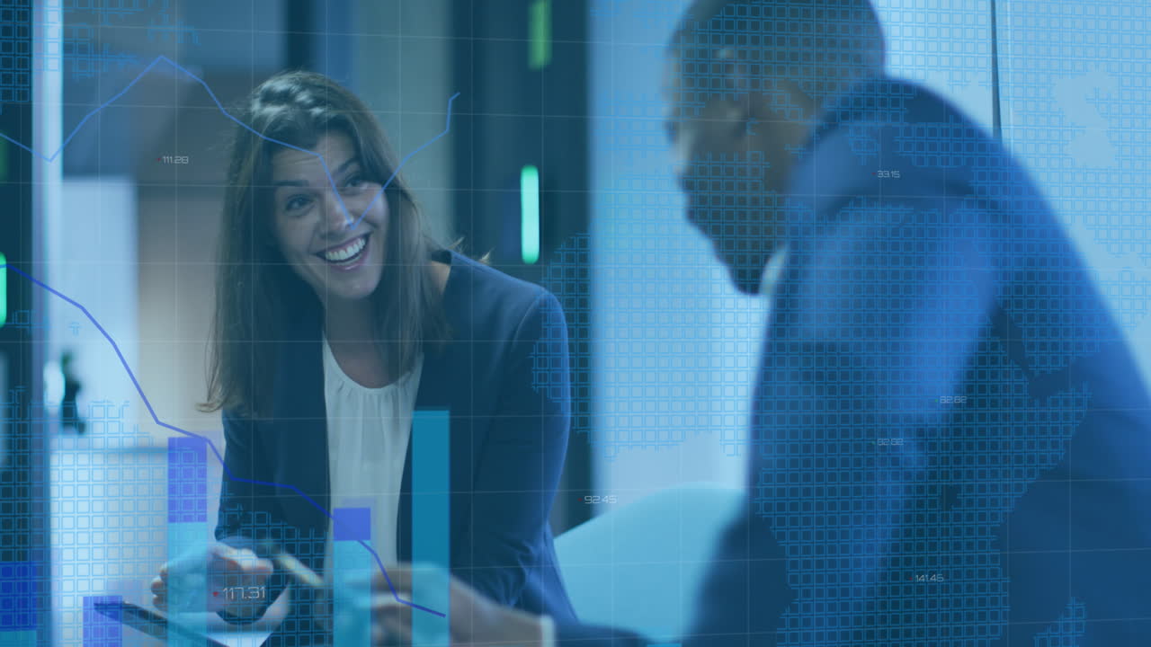 animación del procesamiento de datos financieros sobre diversas personas de negocios