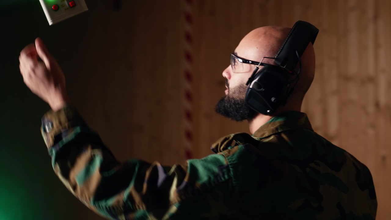 hombre en el campo de tiro disparando a objetivos con una pistola haciendo la palma de la cara después de fallar
