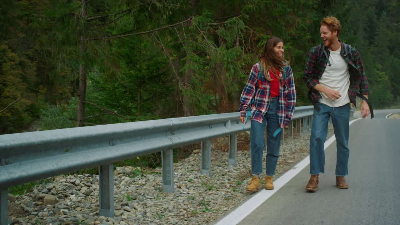 пара туристов наслаждается прогулкой по шоссе, дороге, горному лесу.