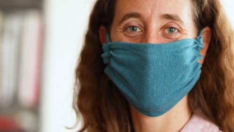 mujer caucásica con una máscara facial en casa