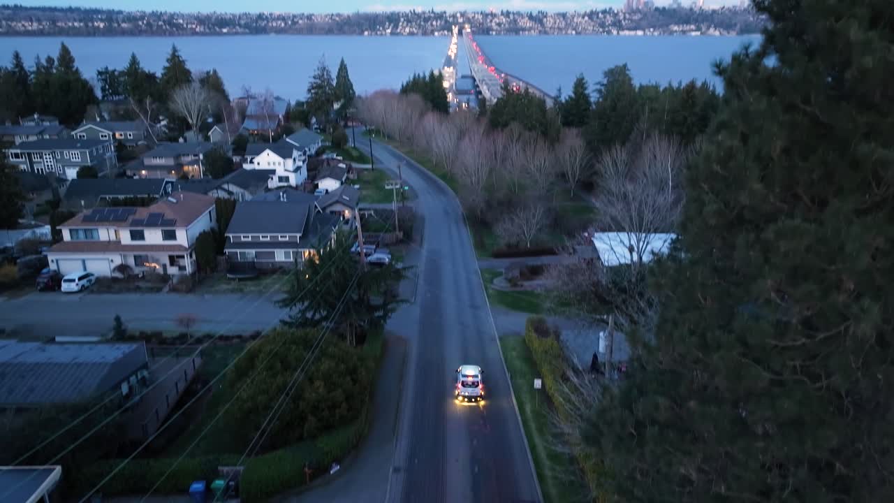 Splendide riprese con drone catturano un camion di assistenza stradale diretto verso la costa di Seattle, Washington, al tramonto