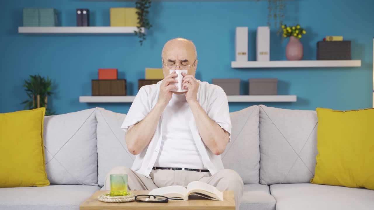 노인이 기침하는 동안 입과 코를  ⁇ 고 있습니다.