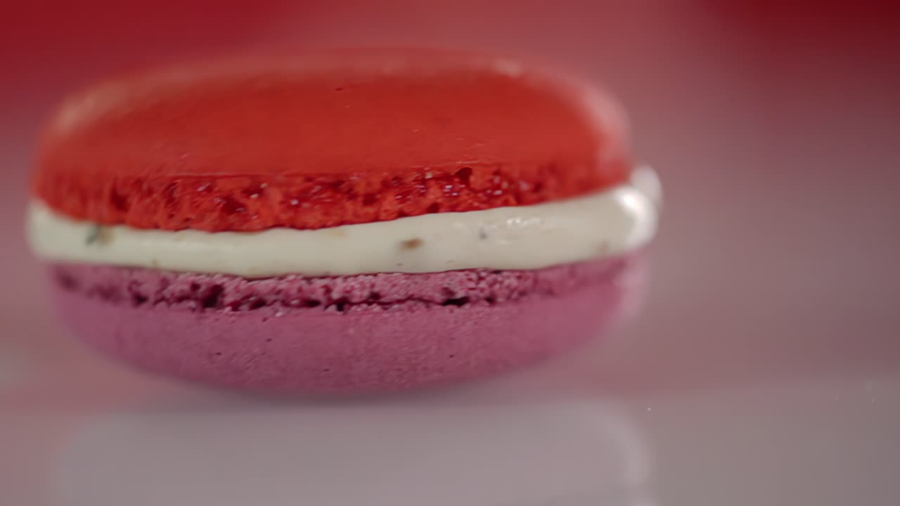 un colorido macarrón girando a cámara lenta