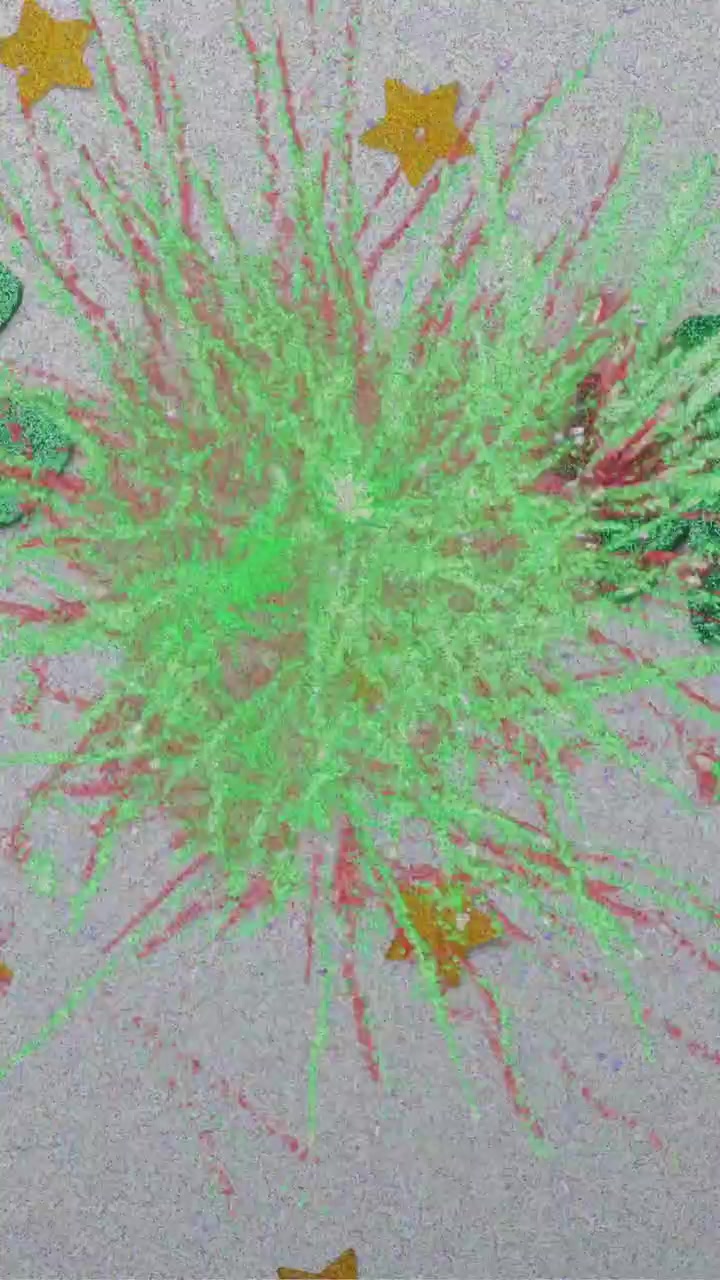 Animazione di fuochi d'artificio su trifogli e stelle