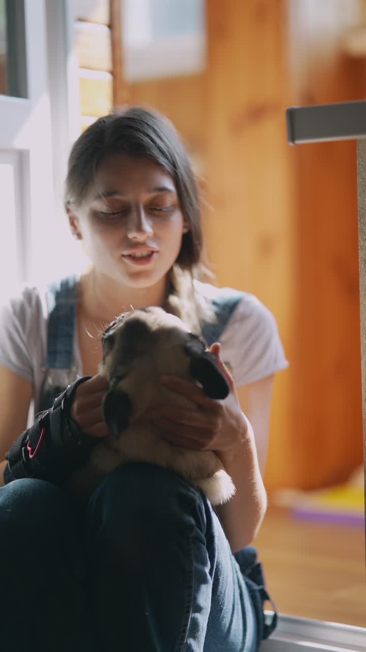 포그 강아지를 들고 있는 여자