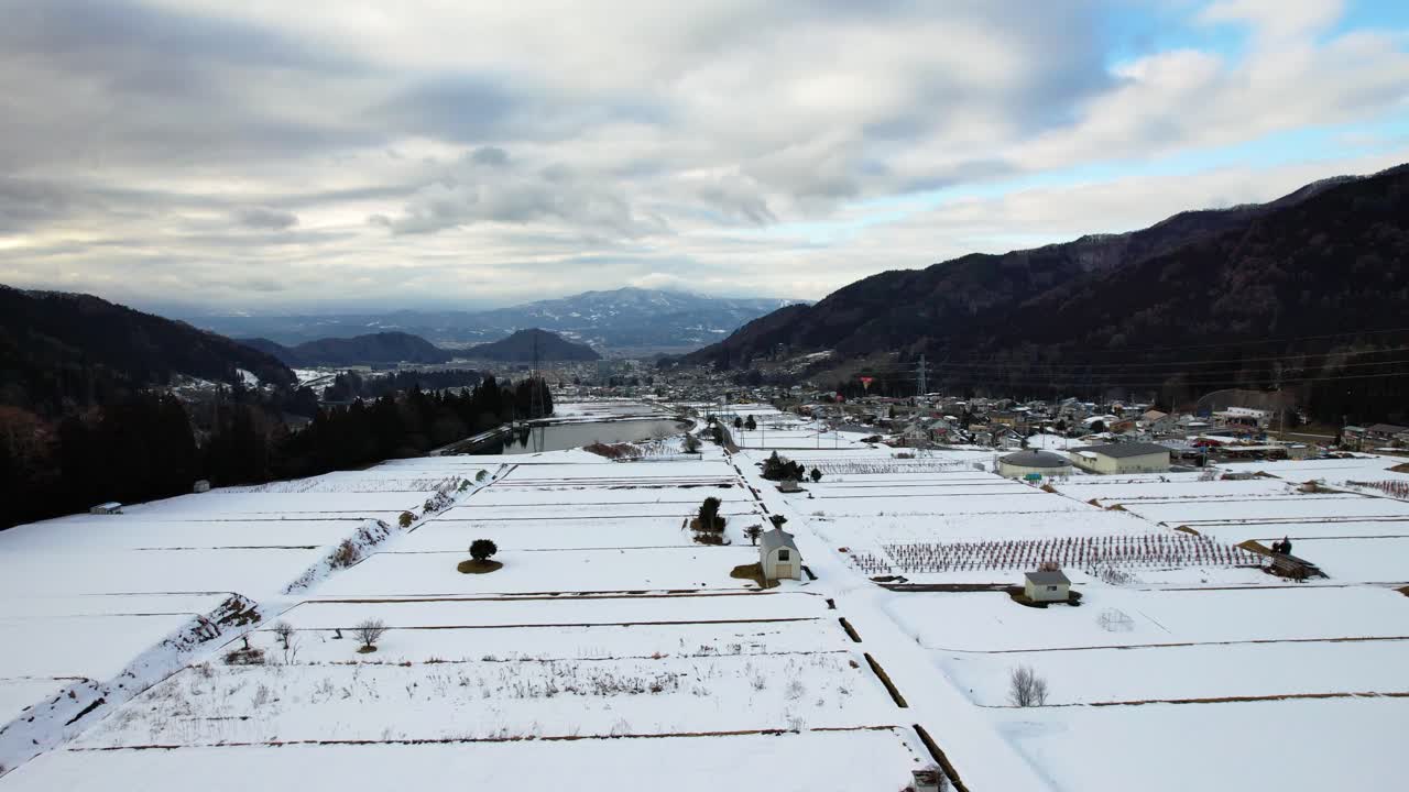 las afueras cubiertas de nieve de yamanouchi con los límites de la propiedad de tierras de cultivo definidos en un frío día de invierno, japón