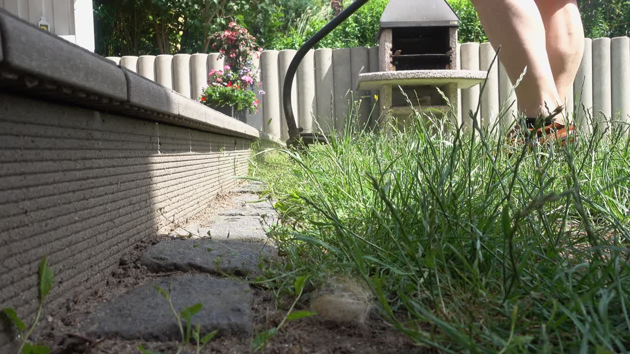 모터센스로 잔디 깎기