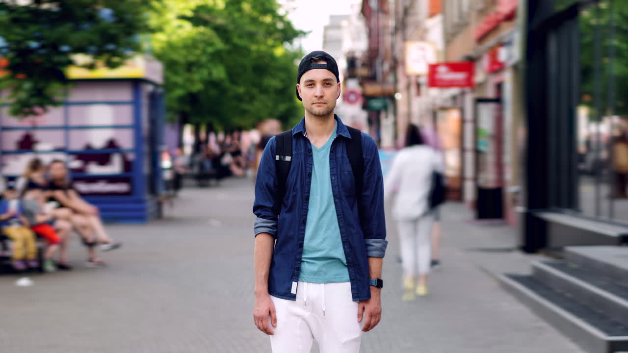 도시 거리에서 젊은 남자