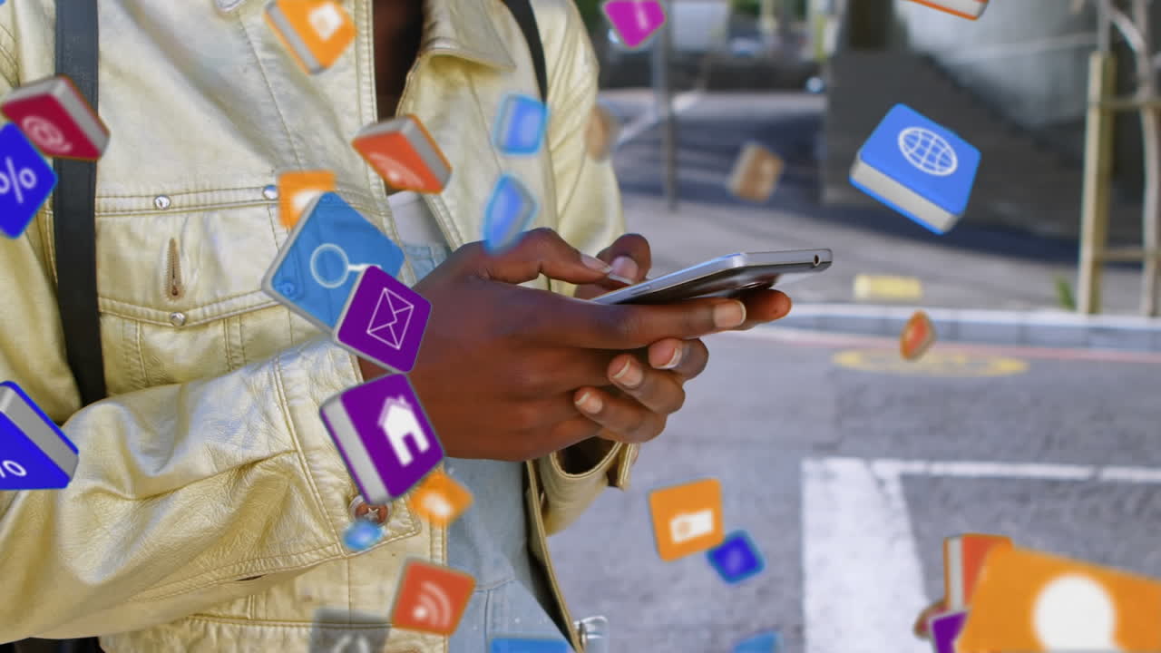 mujer enviando mensajes de texto en la calle