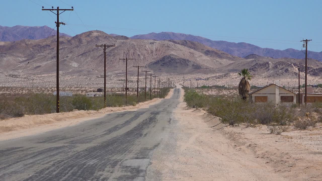 근처에 버려진 집이 있는 모하비 사막을 통과하는 도로