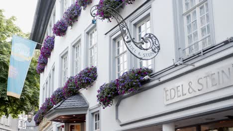 Schönes-Altes-Deutsches-Traditionelles-Haus-Mit-Blume-Im-Balkon-In-Monchau