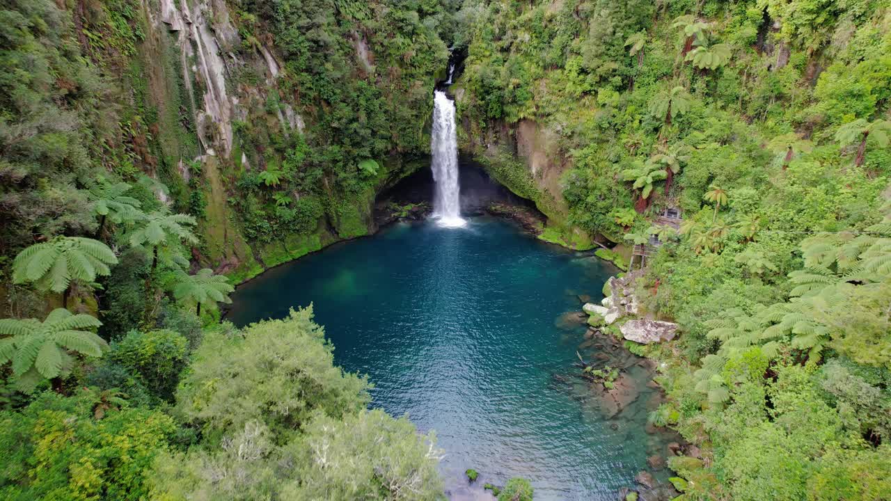 las cataratas de omanawa rodeadas por una escarpada montaña rocosa cerca de tauranga, bahía de abundancia en la isla norte, nueva zelanda