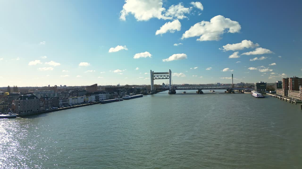 네덜란드 도르드레흐트, 해양 제조 산업, 물류 서비스 제공업체 및 대량 환적의 강, 항구 및 주거 지역에 대한 공중 전망