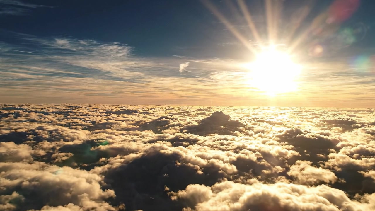 Splendida Vista Aerea del Maestoso Sole che Tramonta su un Mare di Nuvole Illuminato da una Calda Luce Dorata, Catturando l'Essenza della Tranquillità e della Bellezza Naturale.