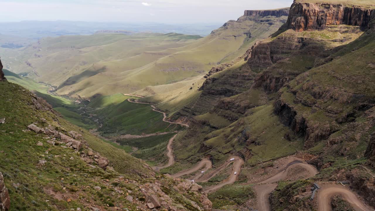 tráfico awd en curvas de tierra salvaje de sani pass en lesotho, áfrica