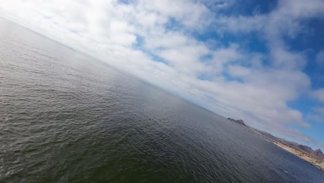 Luftdrohne,-Die-In-Geringer-Höhe-Am-Meer-Mit-Maximaler-Neigung-Aufgenommen-Wurde