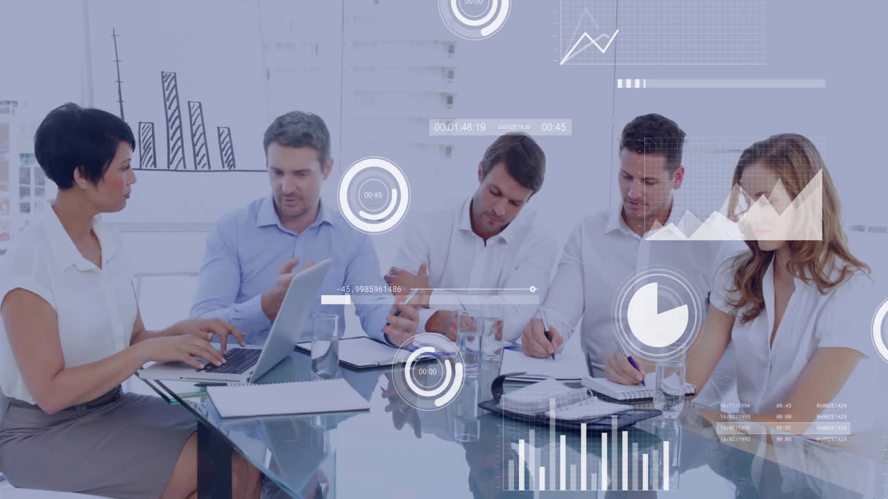 animación del procesamiento de datos financieros sobre diversas personas de negocios en la reunión en la oficina