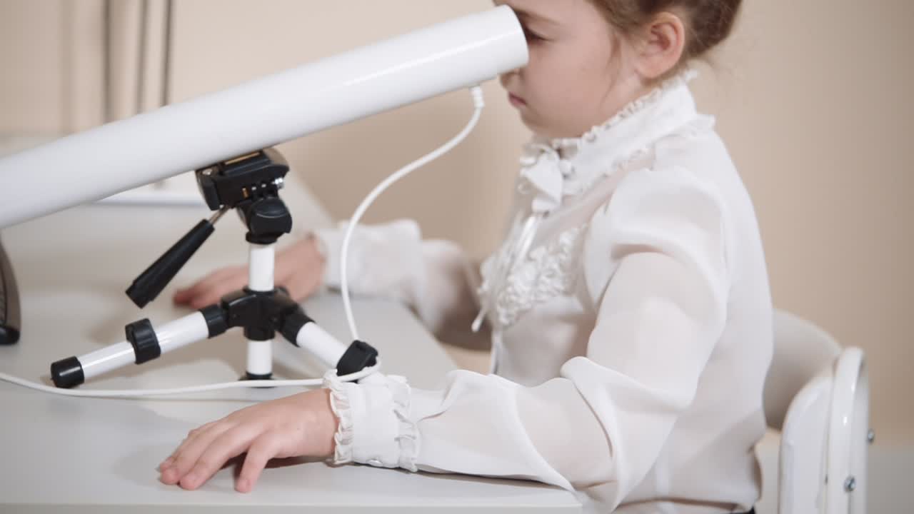 망원경을 통해 보는 어린 소녀