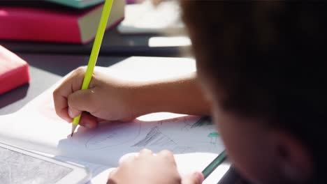 escolar atento haciendo su tarea en el aula