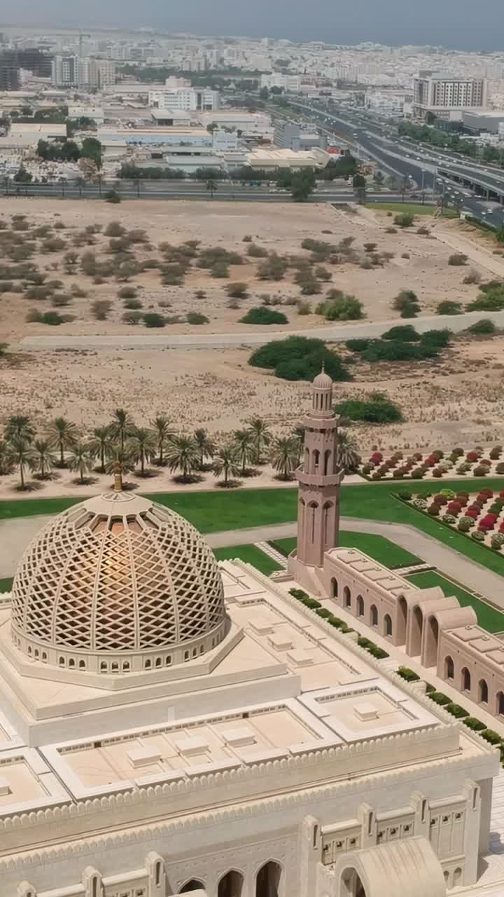 Vista aerea verticale dell'immensa Grande Moschea del Sultano Qaboos con minareto e cupola a Muscat, Oman