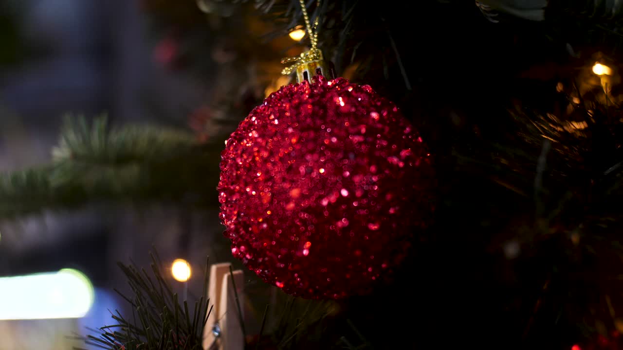 красный блестящий рождественский орнамент на рождественской елке