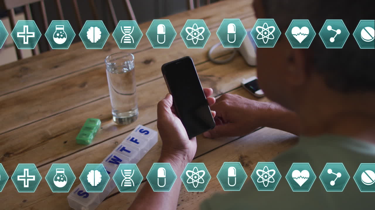 animación de iconos médicos de covid-19 sobre un anciano que usa un teléfono inteligente en casa