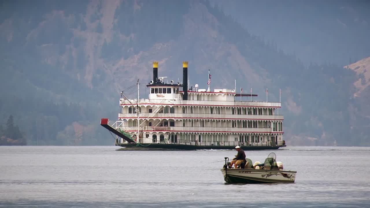 보트에서 낚시하는 남자
