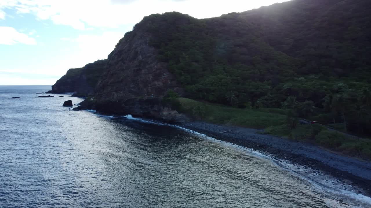 una vista panorámica aérea de la costa del este de maui, incluida la carretera a hana