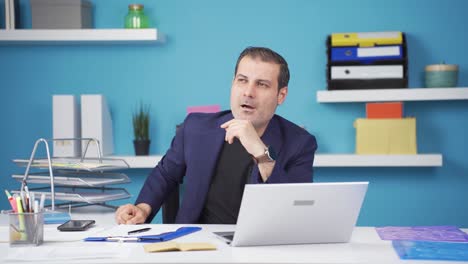 retrato de un hombre de negocios reflexivo.
