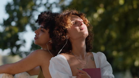 pareja romántica escuchando música al aire libre