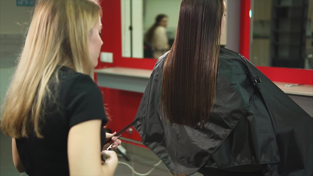 Donna che si fa tagliare i capelli in un salone di parrucchieri