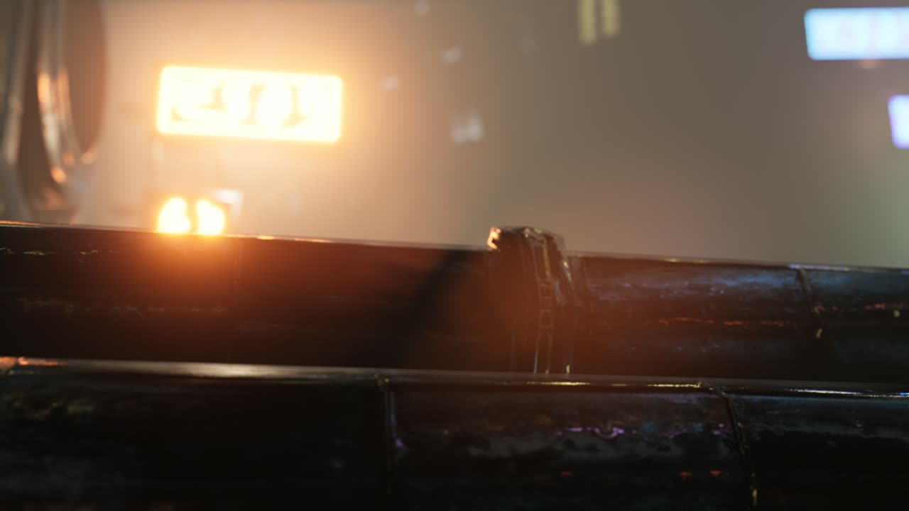 luces de neón en enfoque suave en la calle con niebla por la noche